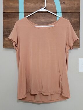 On Cloud Athleisure Scoop Neck Breathable Top in Dusty Peach Size Large